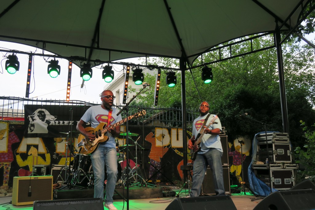 SIPP GUITAR. SIPP GUITAR.